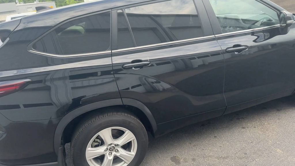 Used 2024 Toyota Highlander LE AWD/4WD image 16