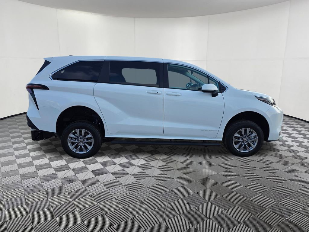 Used 2026 Toyota Sienna LE image 10