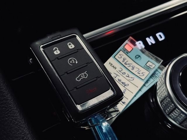 Used 2025 Jeep Grand Cherokee Altitude image 36