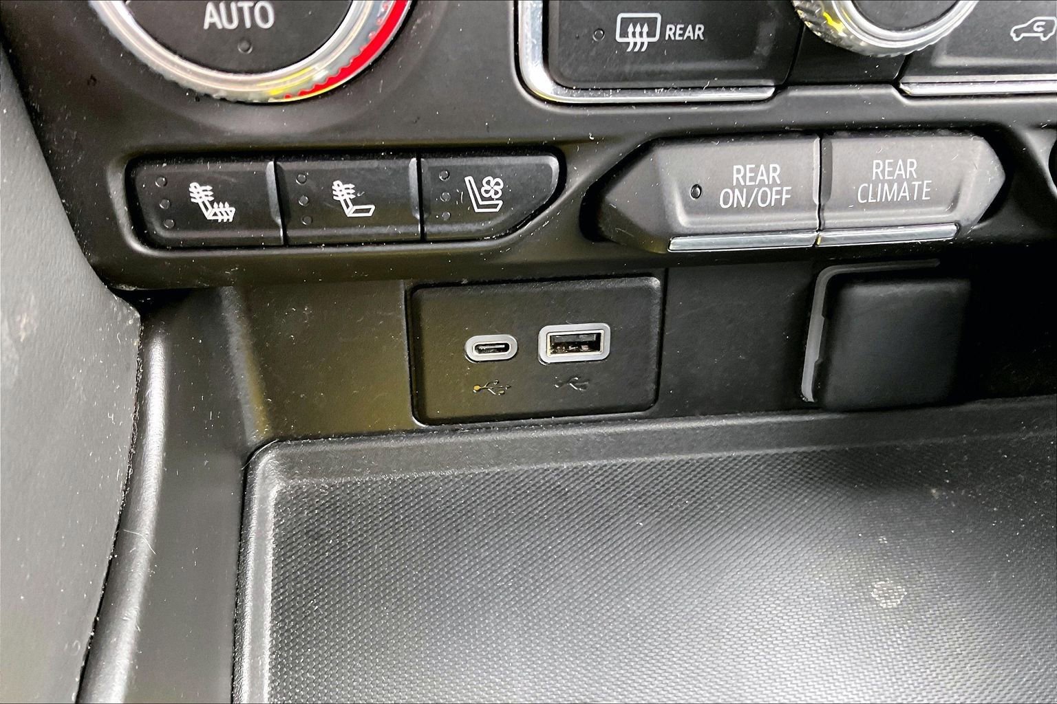 Used 2024 GMC Yukon XL SLT image 16