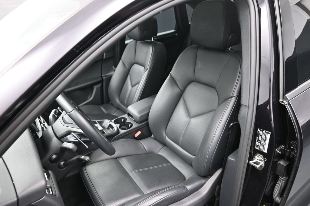 Certified 2025 Porsche Macan AWD/4WD image 10