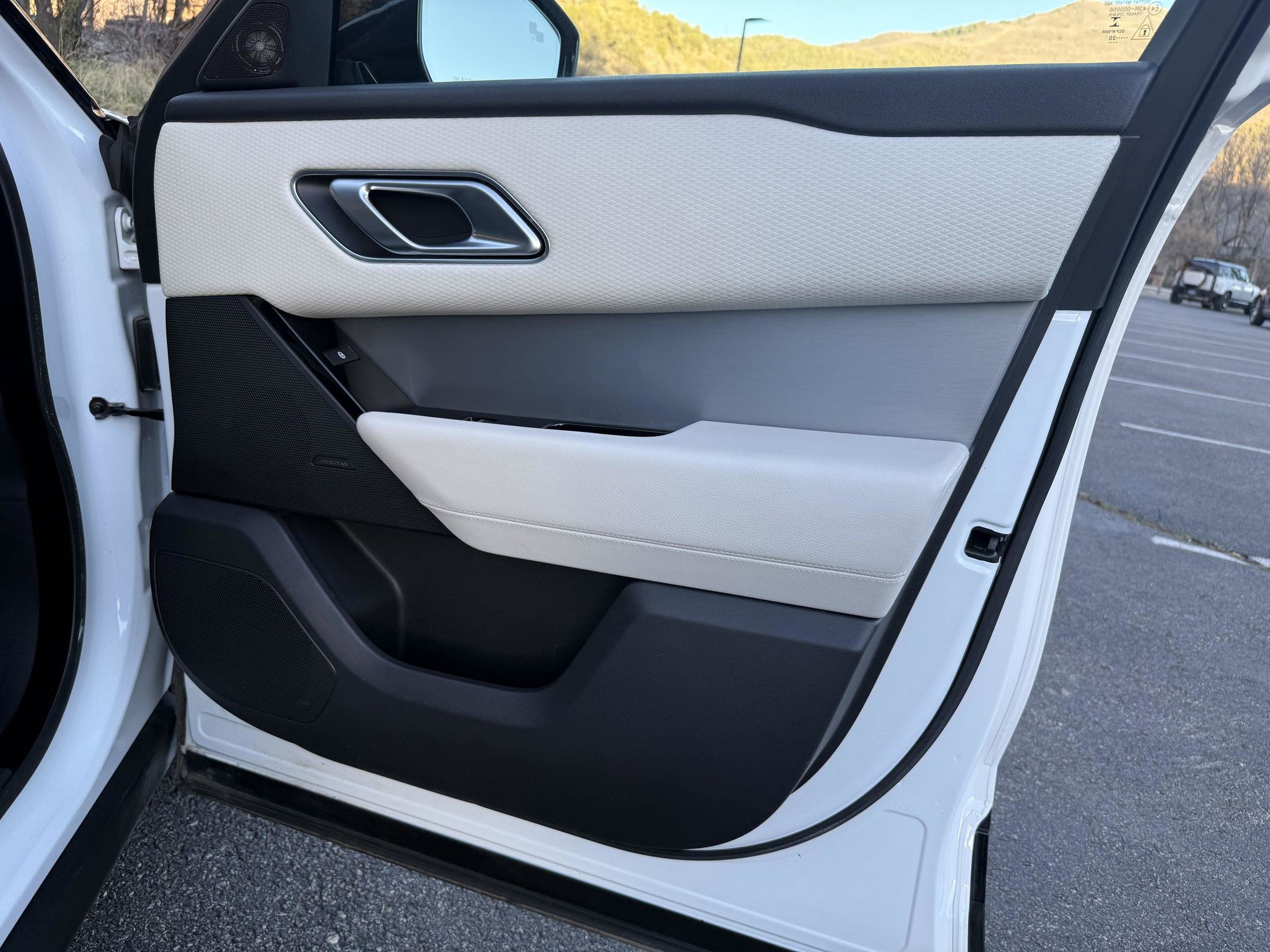 Used 2020 Land Rover Range Rover Velar R-Dynamic S image 40