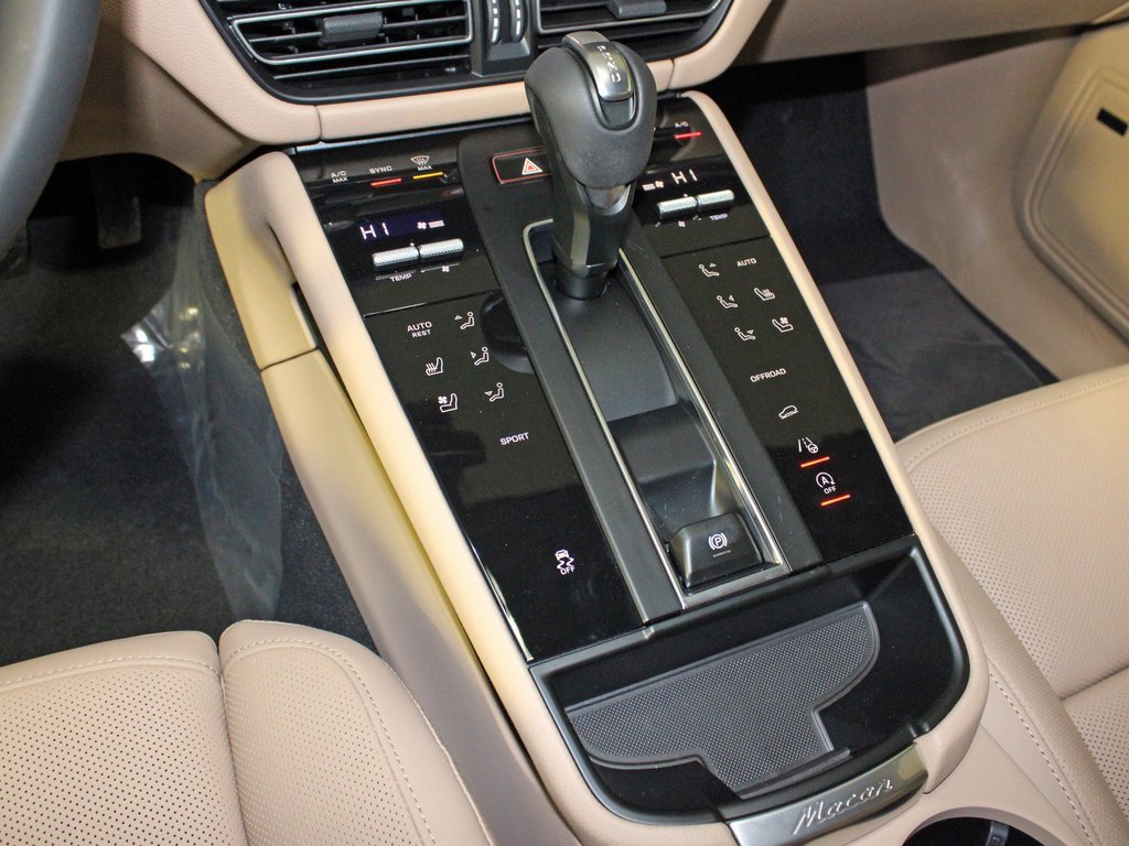 Certified 2025 Porsche Macan image 28