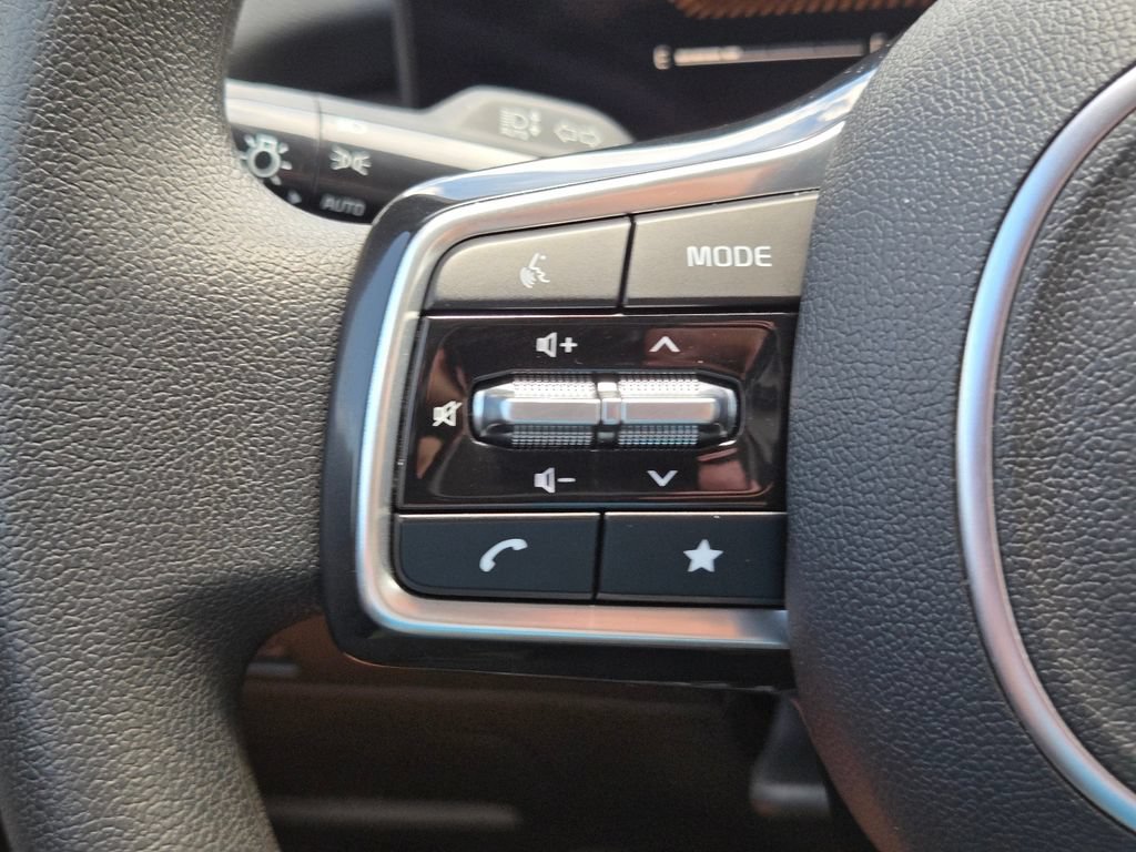 Certified 2025 Kia Sorento LX FWD image 24