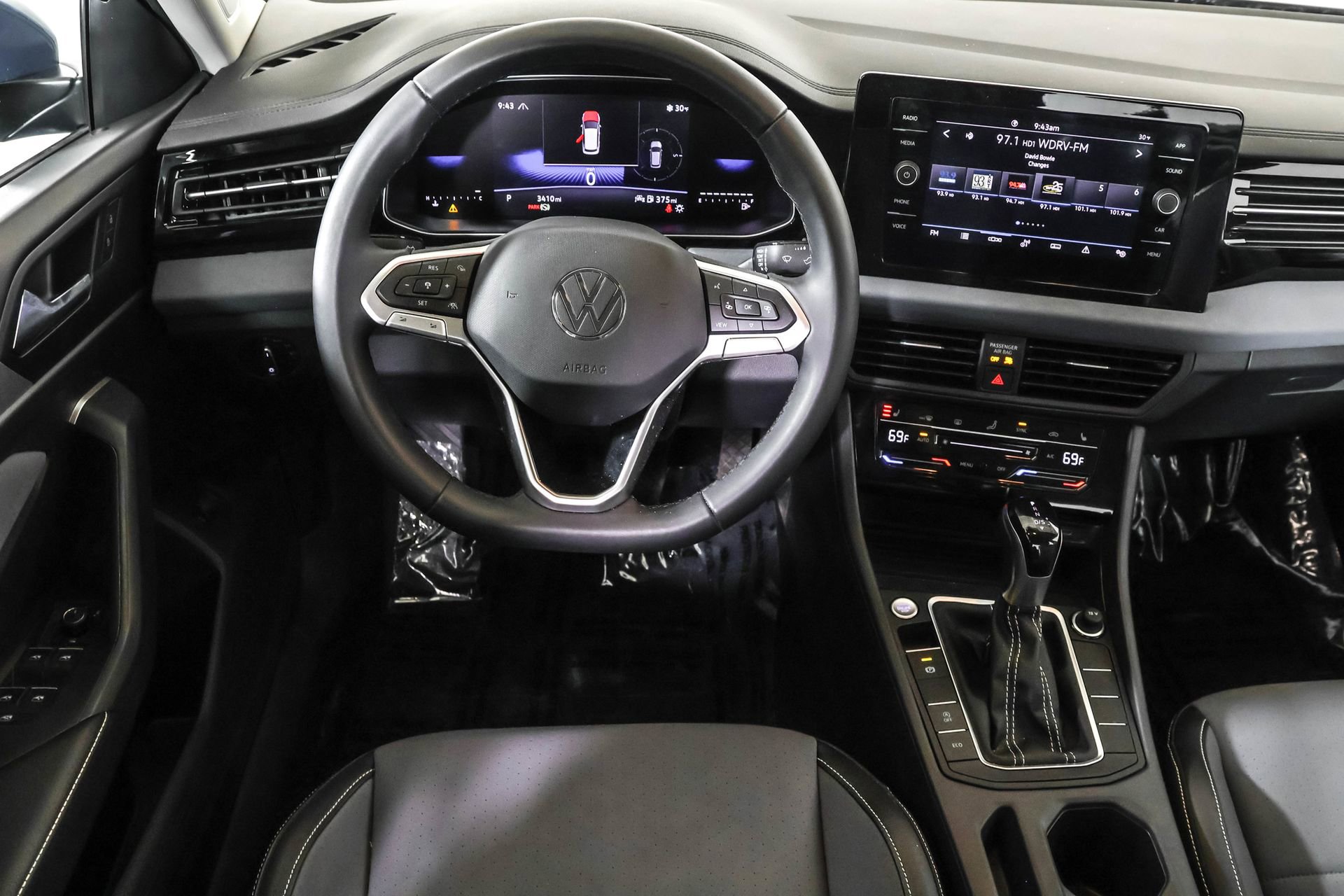 Used 2025 Volkswagen Jetta SE w/ Black Wheel Package image 37