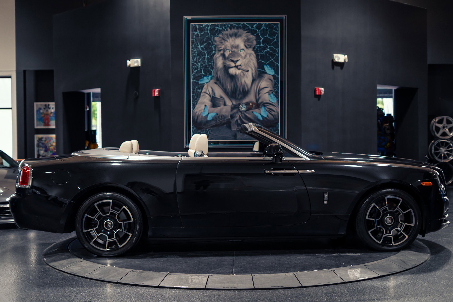 Used 2018 Rolls-Royce Dawn RWD image 13