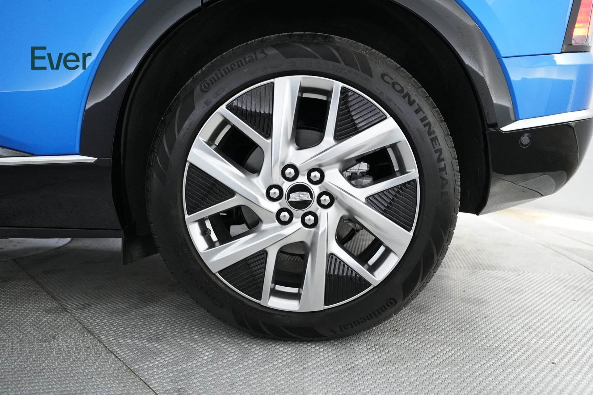 Used 2025 Cadillac Optiq Luxury 1 image 9