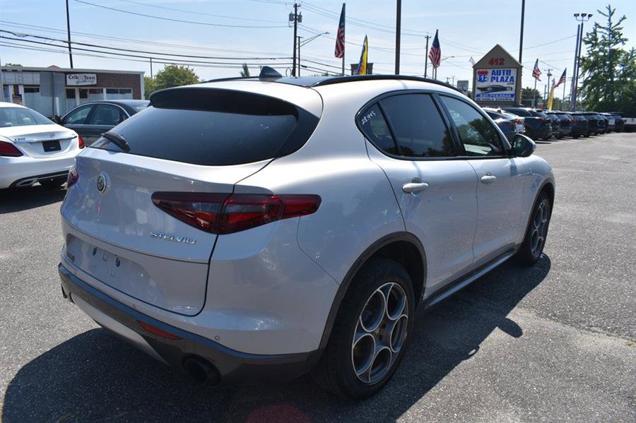 Used 2022 Alfa Romeo Stelvio Ti image 5
