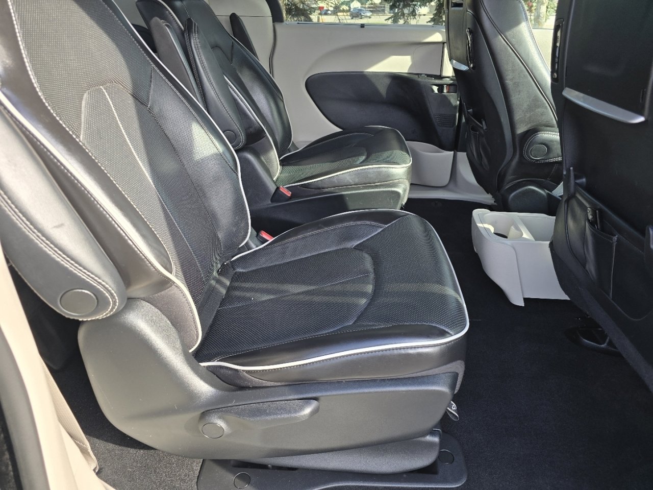 Used 2022 Chrysler Pacifica Limited w/ Uconnect Theater Family Group image 24