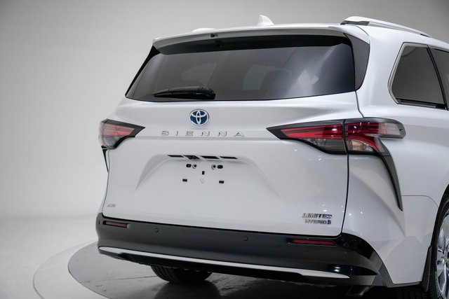 Used 2022 Toyota Sienna Limited image 12