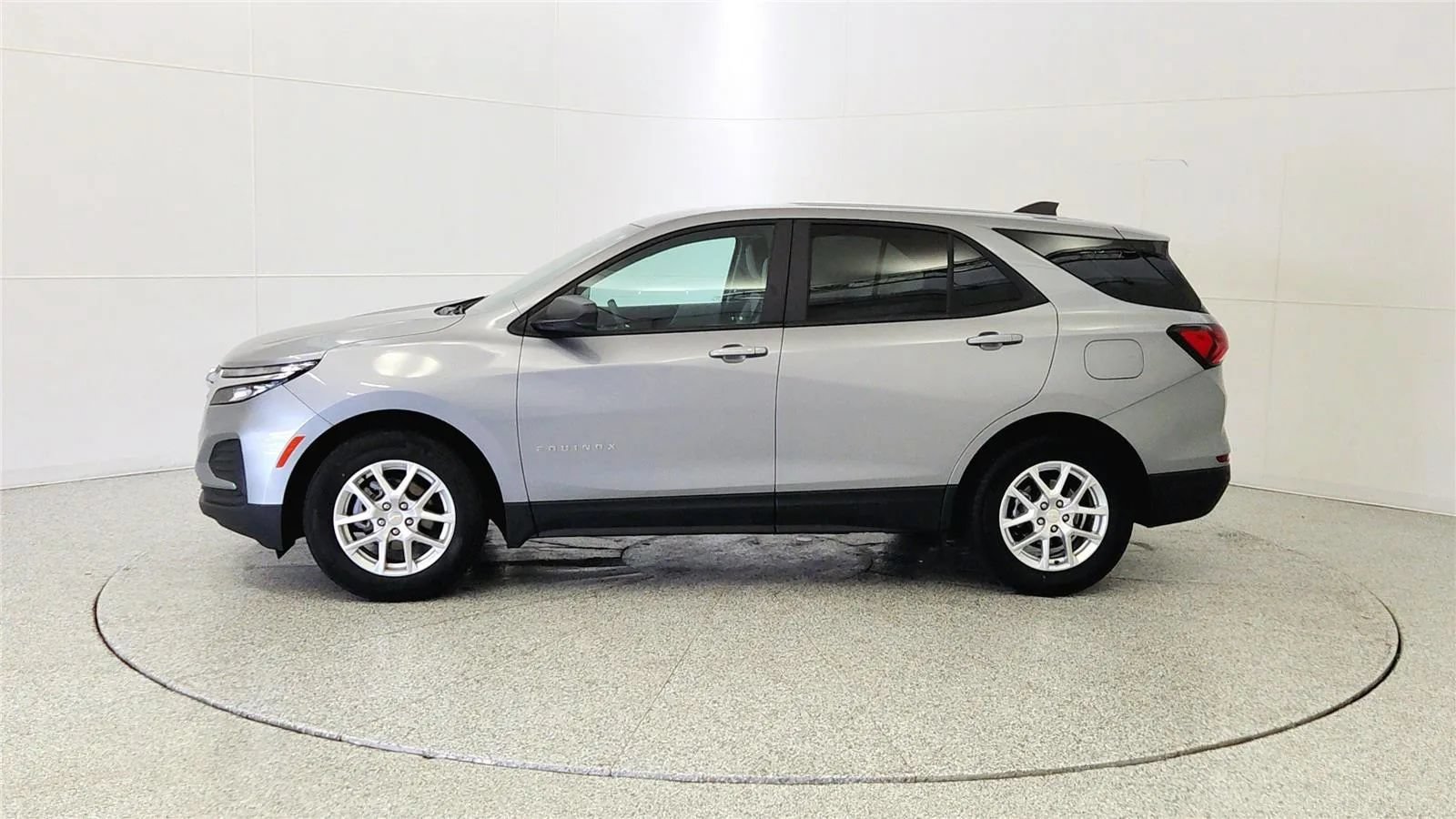Used 2023 Chevrolet Equinox LS w/ LS Convenience Package FWD image 4