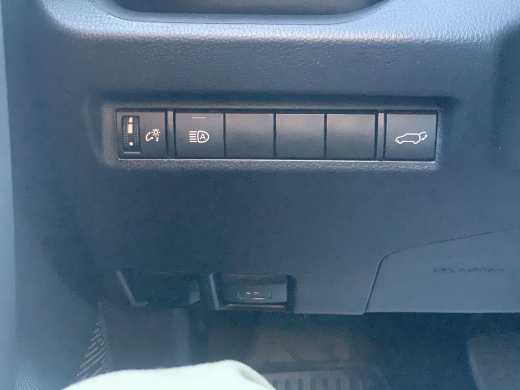 Used 2022 Toyota RAV4 XLE Premium image 15