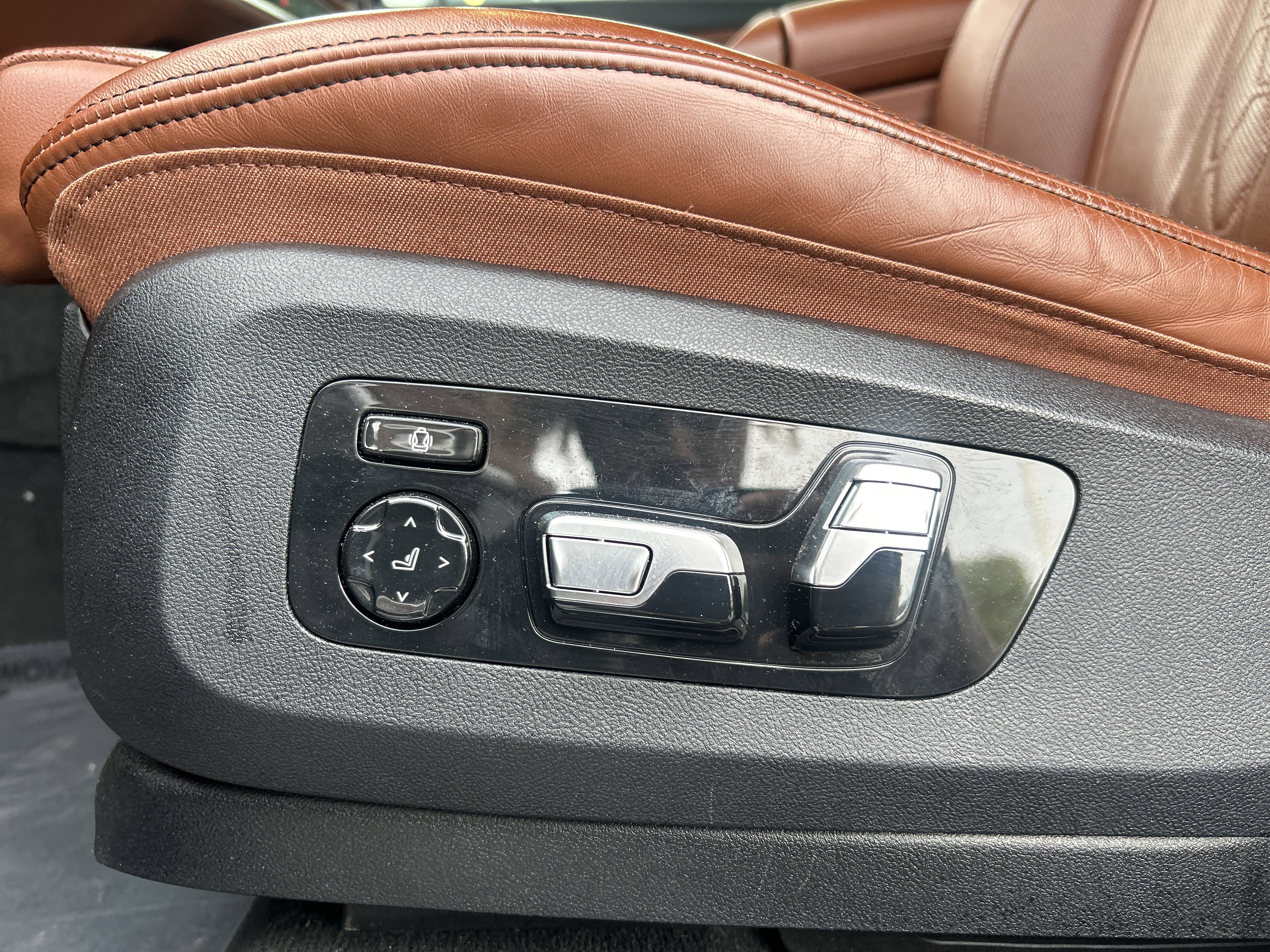 Used 2023 BMW X7 M60i w/ Executive Package image 14