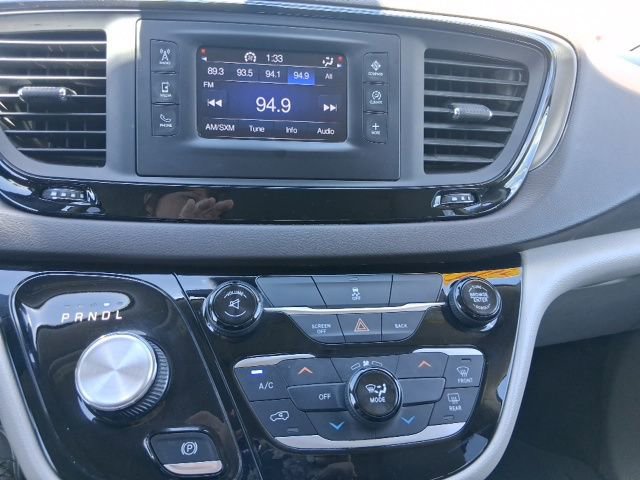 Used 2017 Chrysler Pacifica Touring FWD image 20