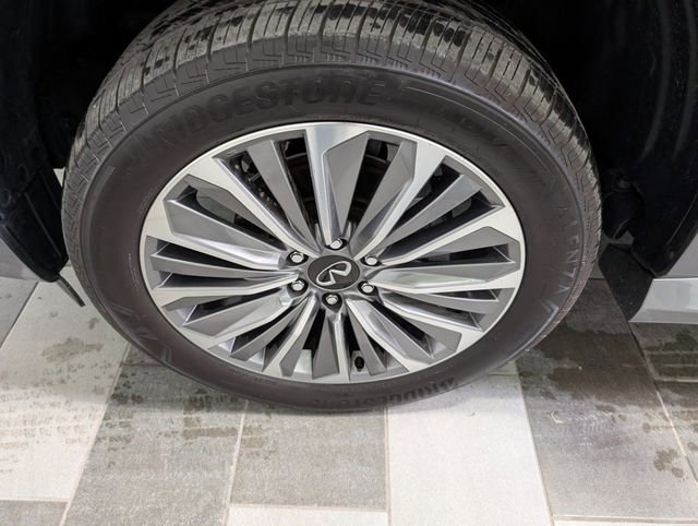 Used 2025 INFINITI QX80 Sensory image 7