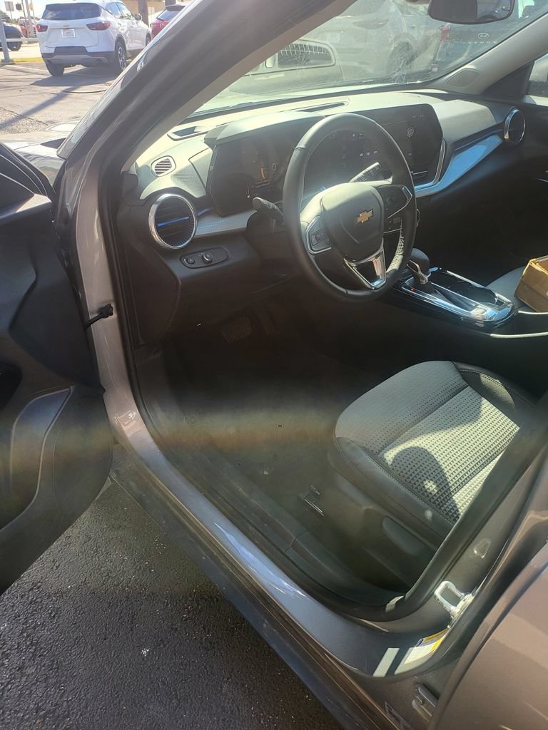 Used 2025 Chevrolet Trax LT w/ LT Convenience Package FWD image 3