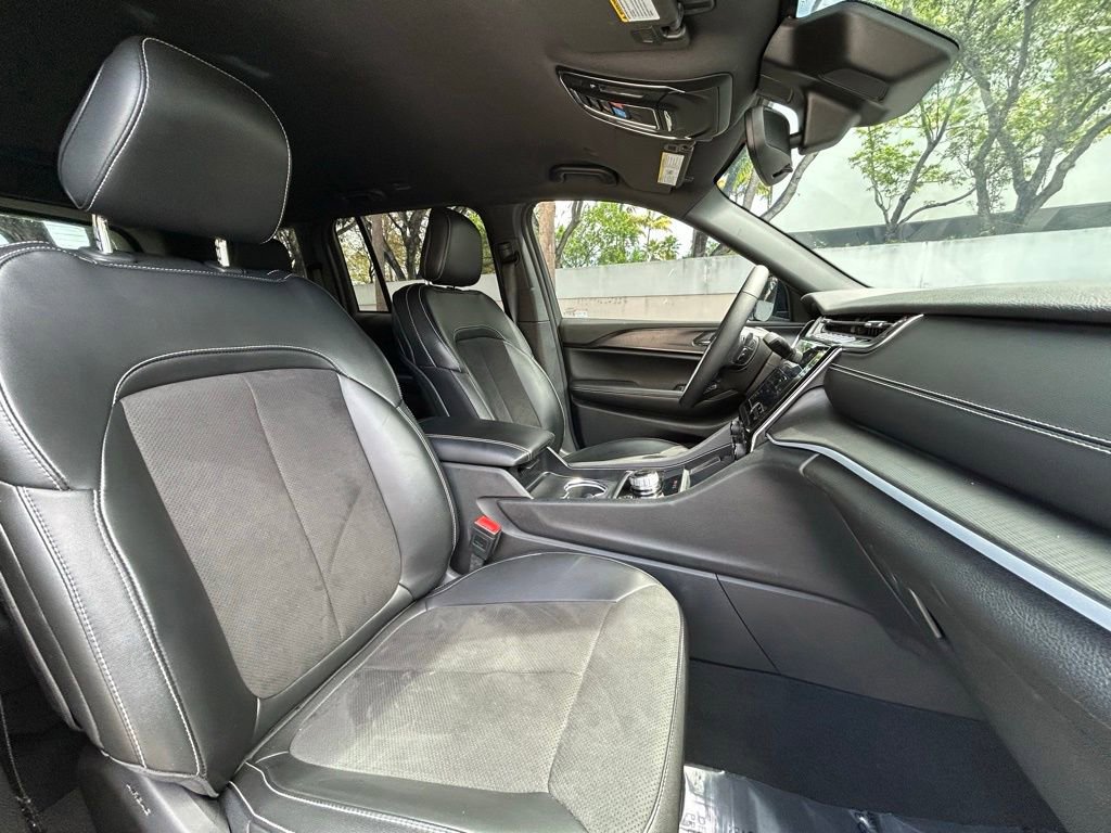 Used 2024 Jeep Grand Cherokee Altitude image 33