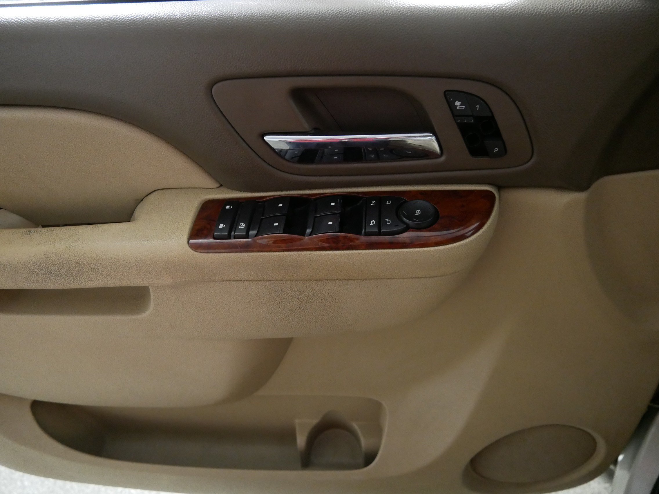 Used 2013 Chevrolet Silverado 1500 LTZ w/ LTZ White Diamond Edition AWD/4WD image 19