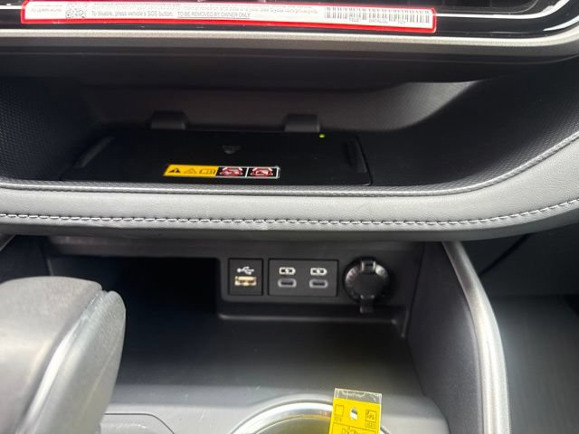 Used 2025 Toyota Highlander XLE FWD image 32