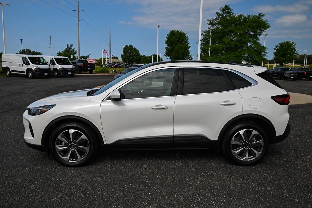 Used 2024 Ford Escape Platinum w/ Class II Trailer Tow Package AWD/4WD image 8