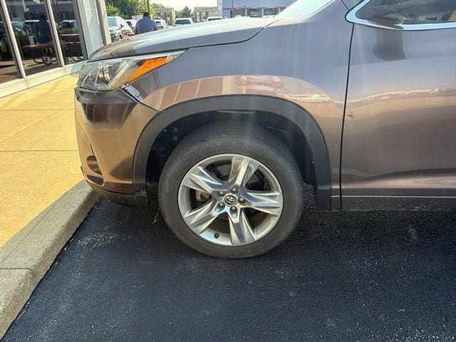 Used 2017 Toyota Highlander Limited AWD/4WD image 7