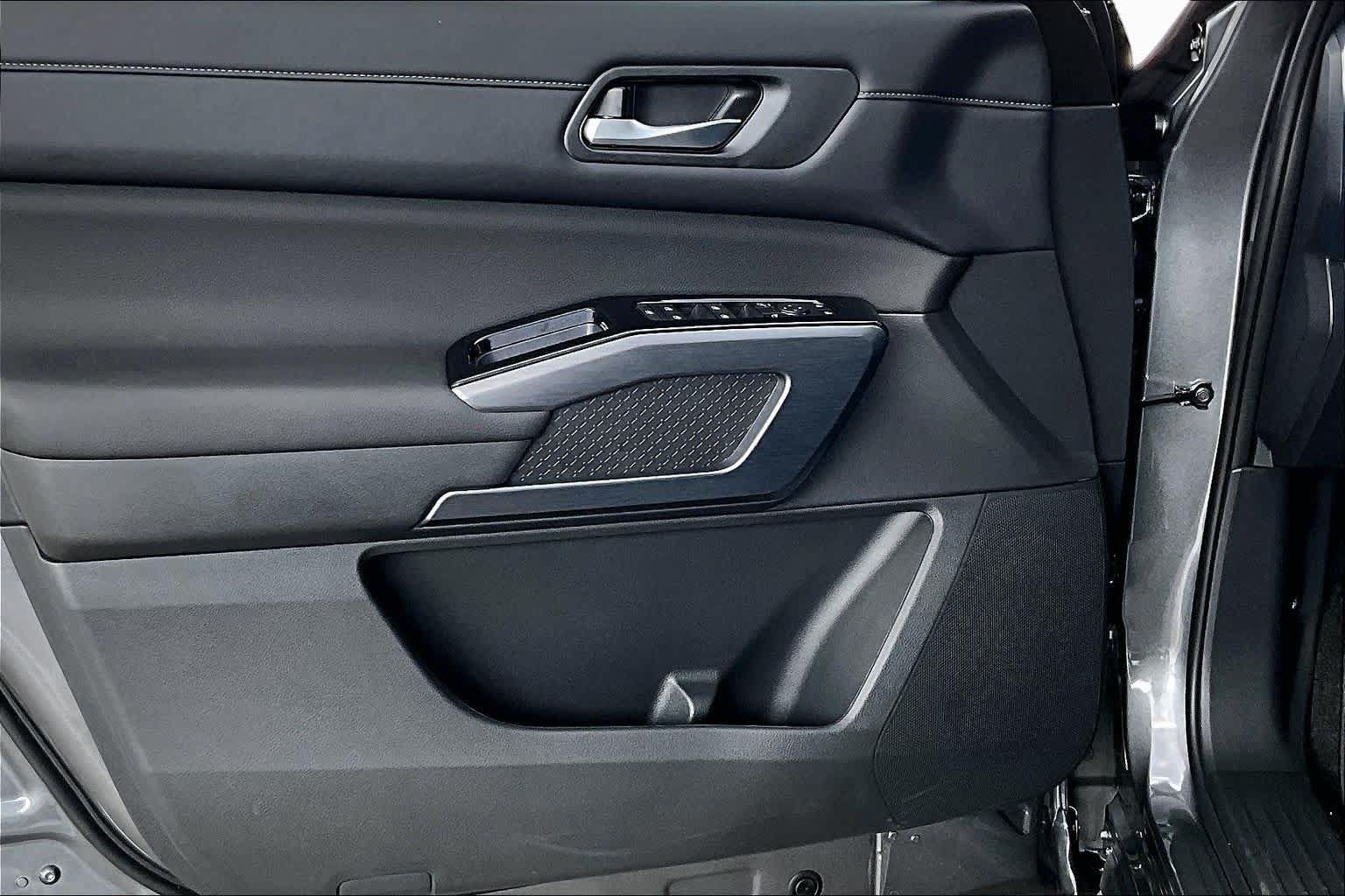 New 2026 Nissan Pathfinder SL FWD image 10