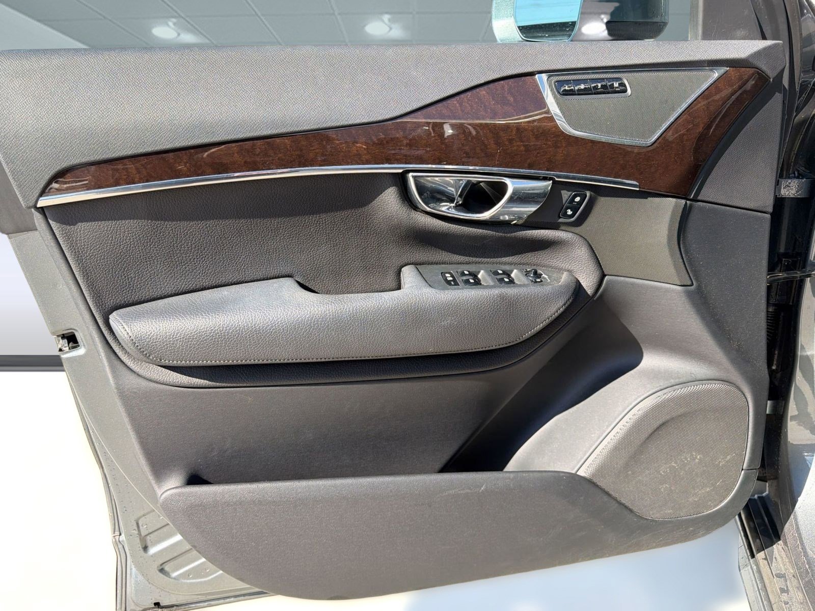 Used 2016 Volvo XC90 T6 Momentum w/ Momentum Plus Package image 20