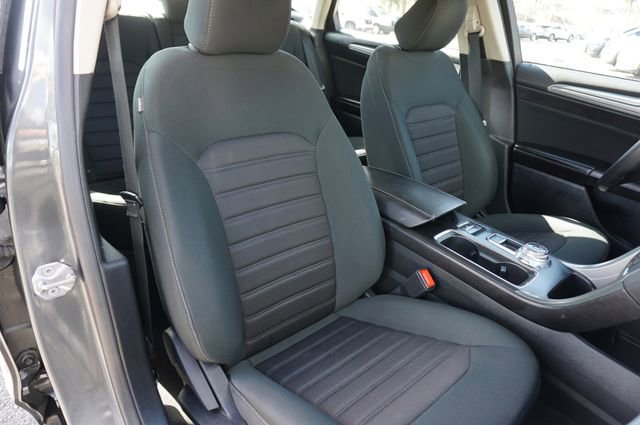 Used 2020 Ford Fusion SE image 2