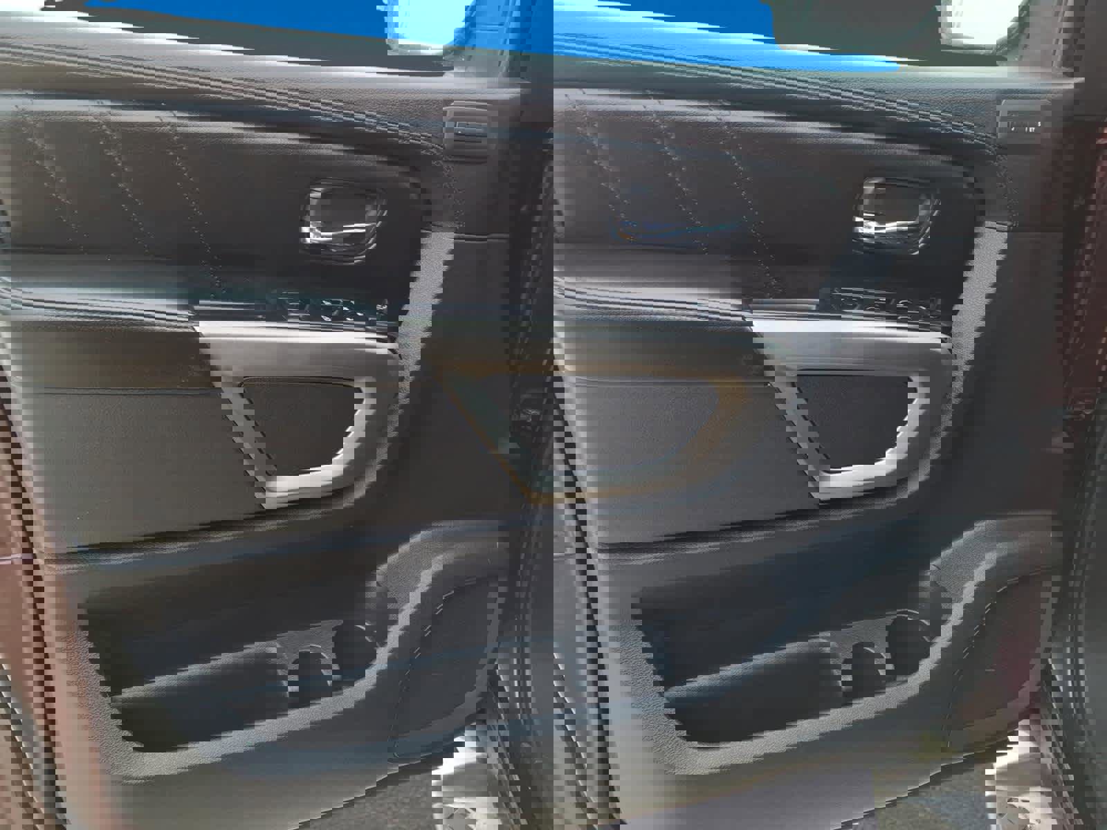 Used 2015 Nissan Armada Platinum w/ 2nd Row Captain Seat Package image 10