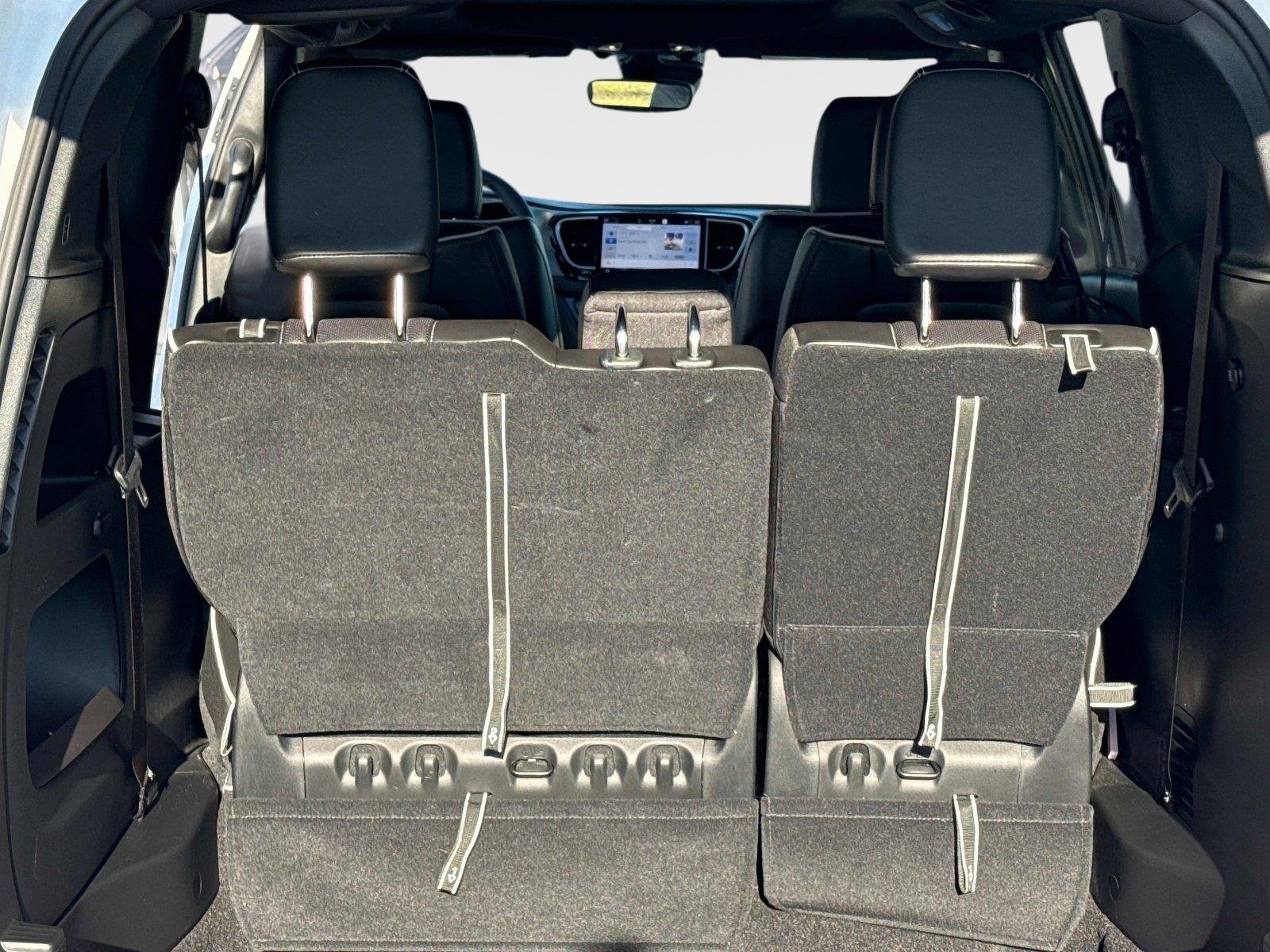 Used 2024 Chrysler Pacifica Limited w/ S Appearance Package image 12