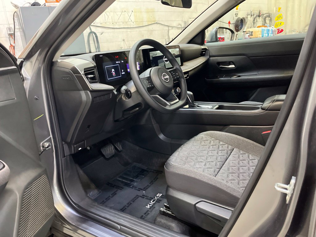 Used 2025 Nissan Kicks SV AWD/4WD image 11