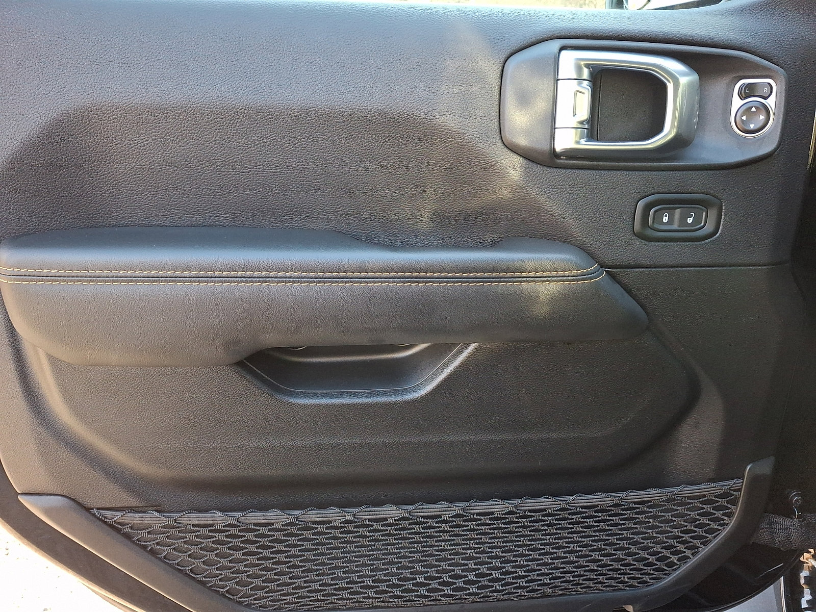 Used 2024 Jeep Wrangler Sahara w/ Safety Group image 13