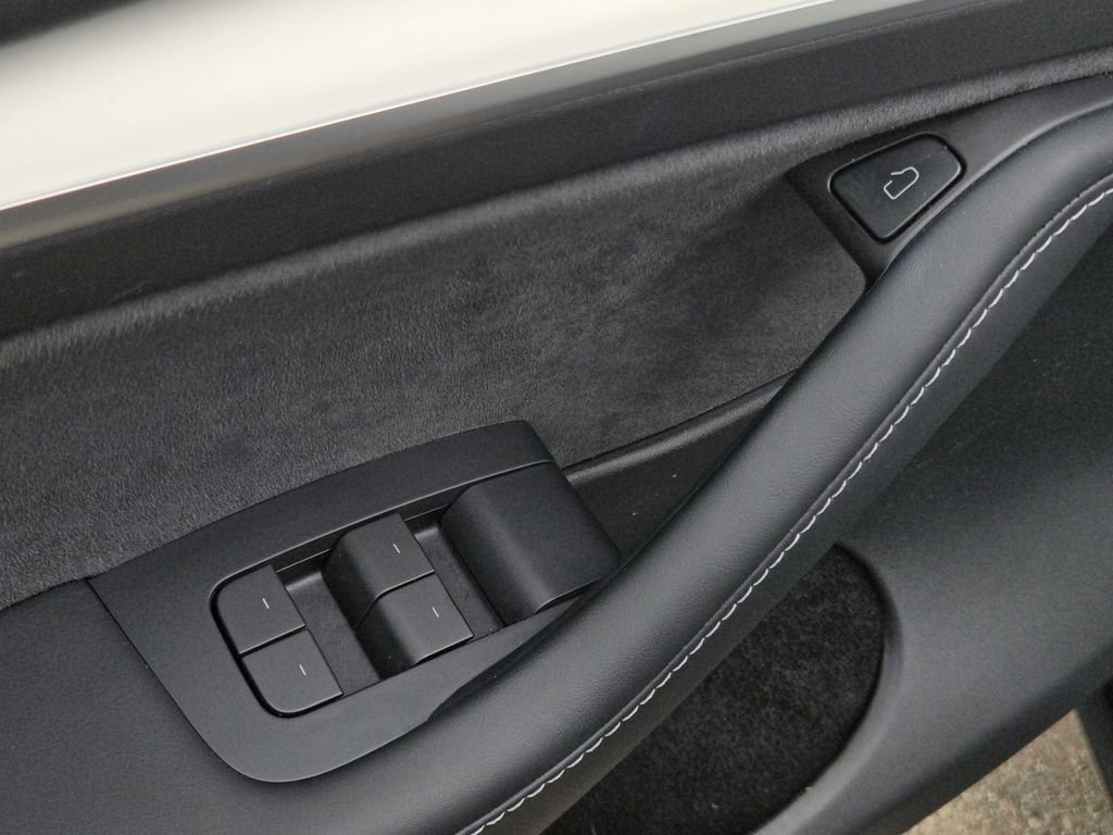 Used 2023 Tesla Model Y 2WD image 11