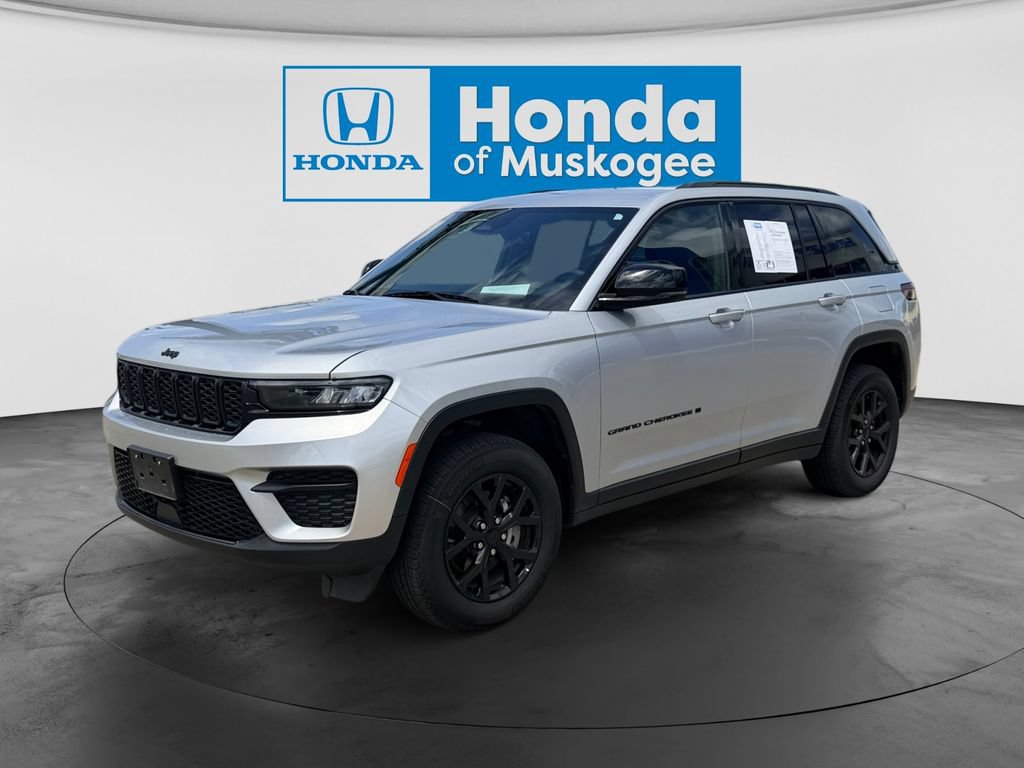 Used 2025 Jeep Grand Cherokee Altitude AWD/4WD image 1