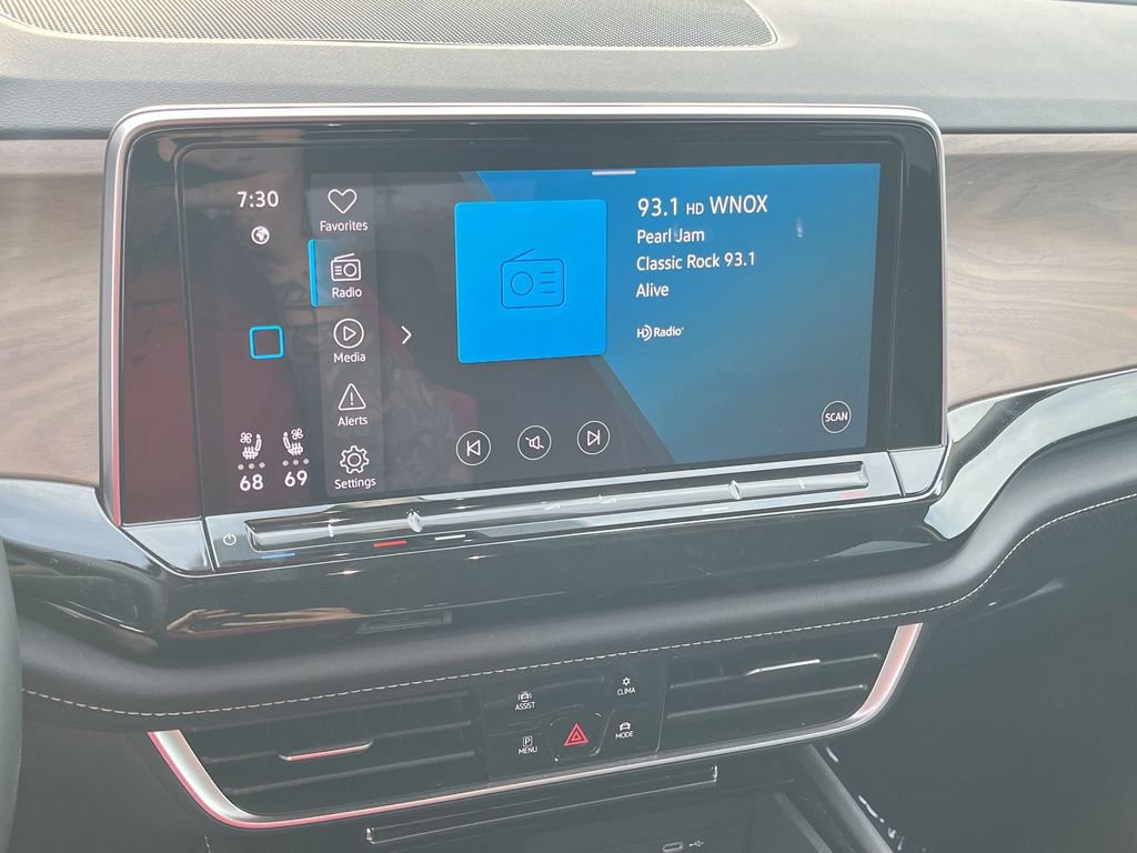 Used 2025 Volkswagen Atlas SE image 18