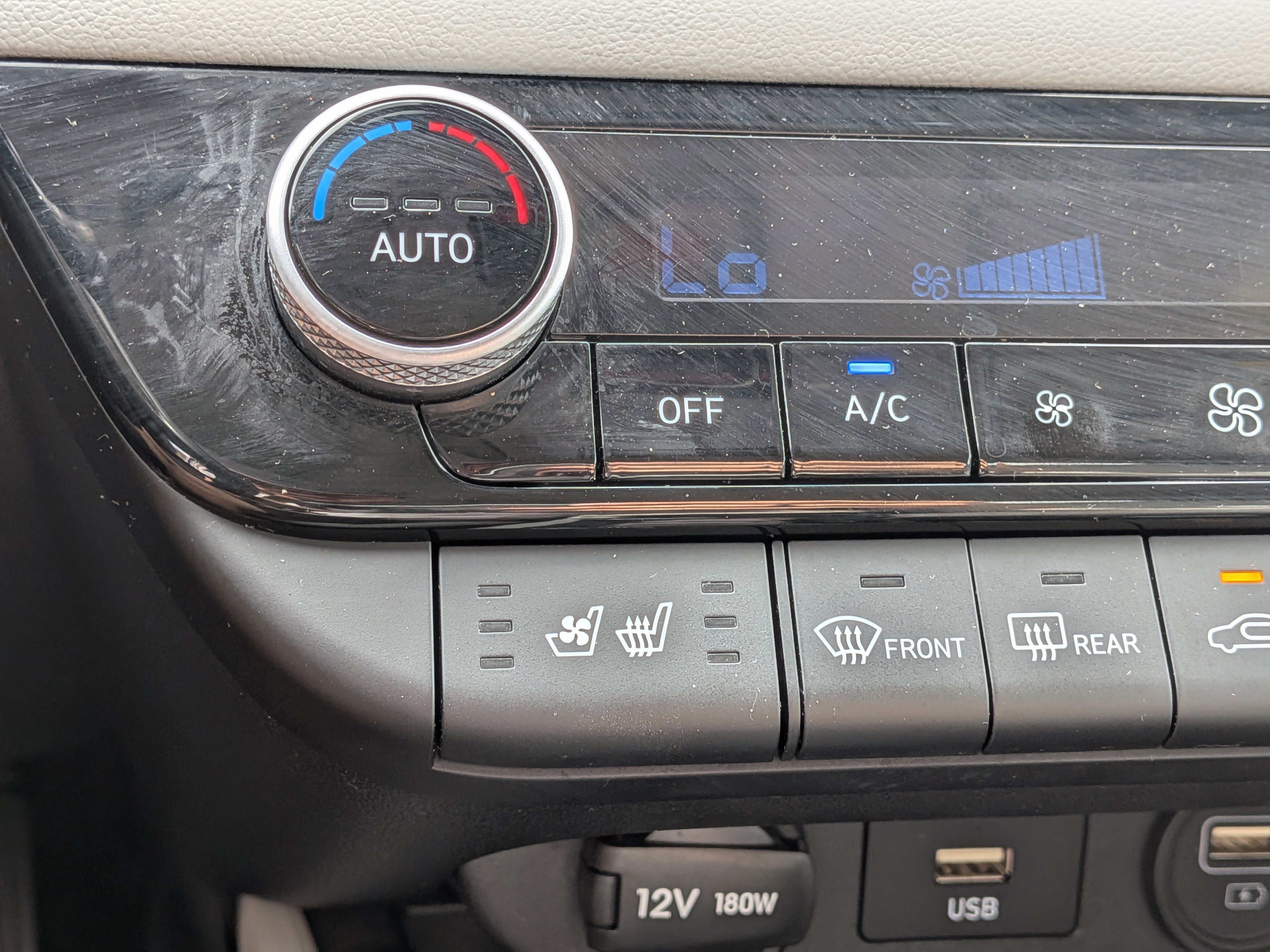 Used 2022 Hyundai Elantra Limited w/ Preferred Accessory Package image 29