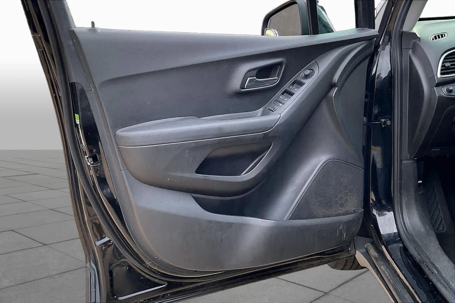 Used 2019 Chevrolet Trax LS w/ Tint and Cruise Package FWD image 21