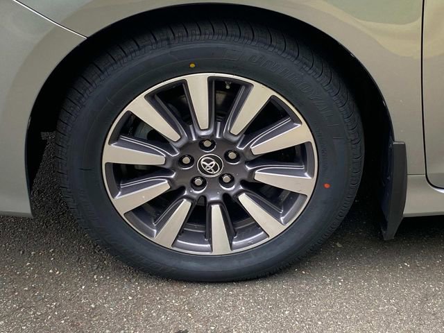 Used 2020 Toyota Sienna XLE w/ XLE Navigation Package AWD/4WD image 6