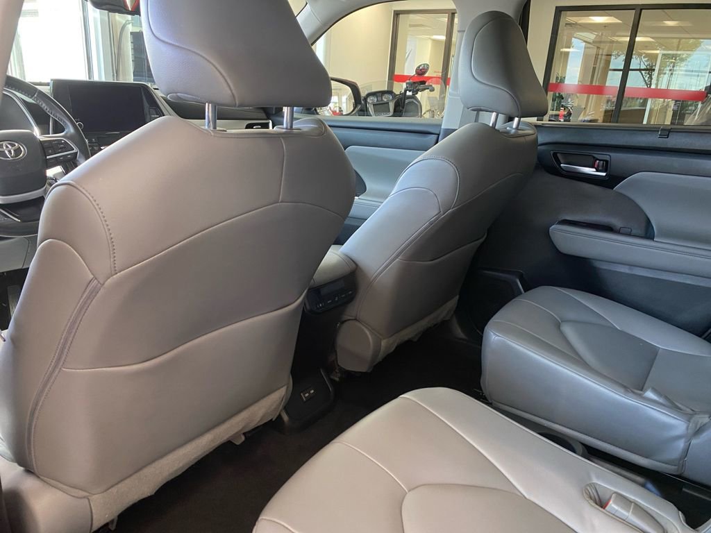Used 2023 Toyota Highlander XLE image 19