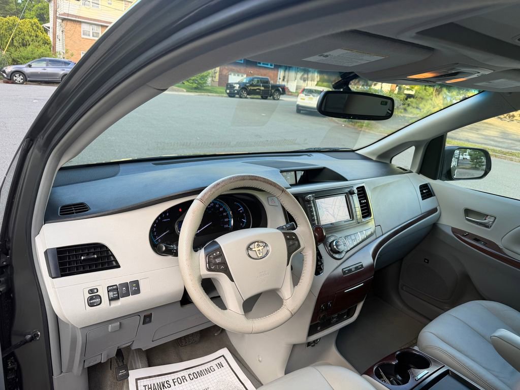 Used 2011 Toyota Sienna XLE w/ Premium Pkg AWD/4WD image 13