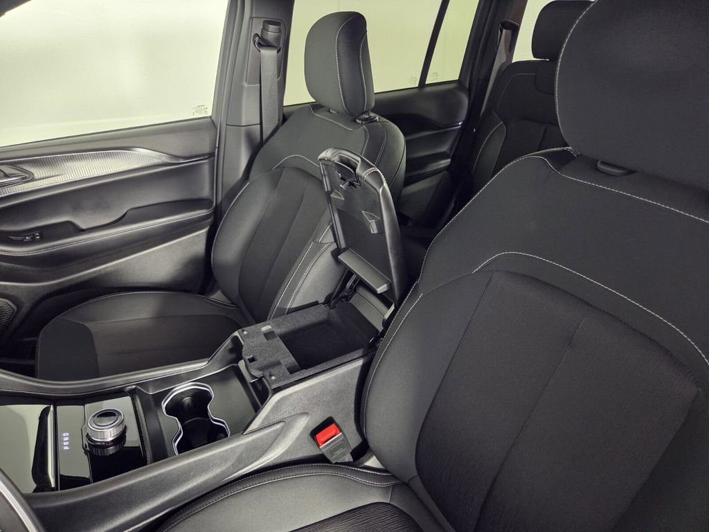 Certified 2025 Jeep Grand Cherokee Laredo w/ Luxury Tech Group I image 24