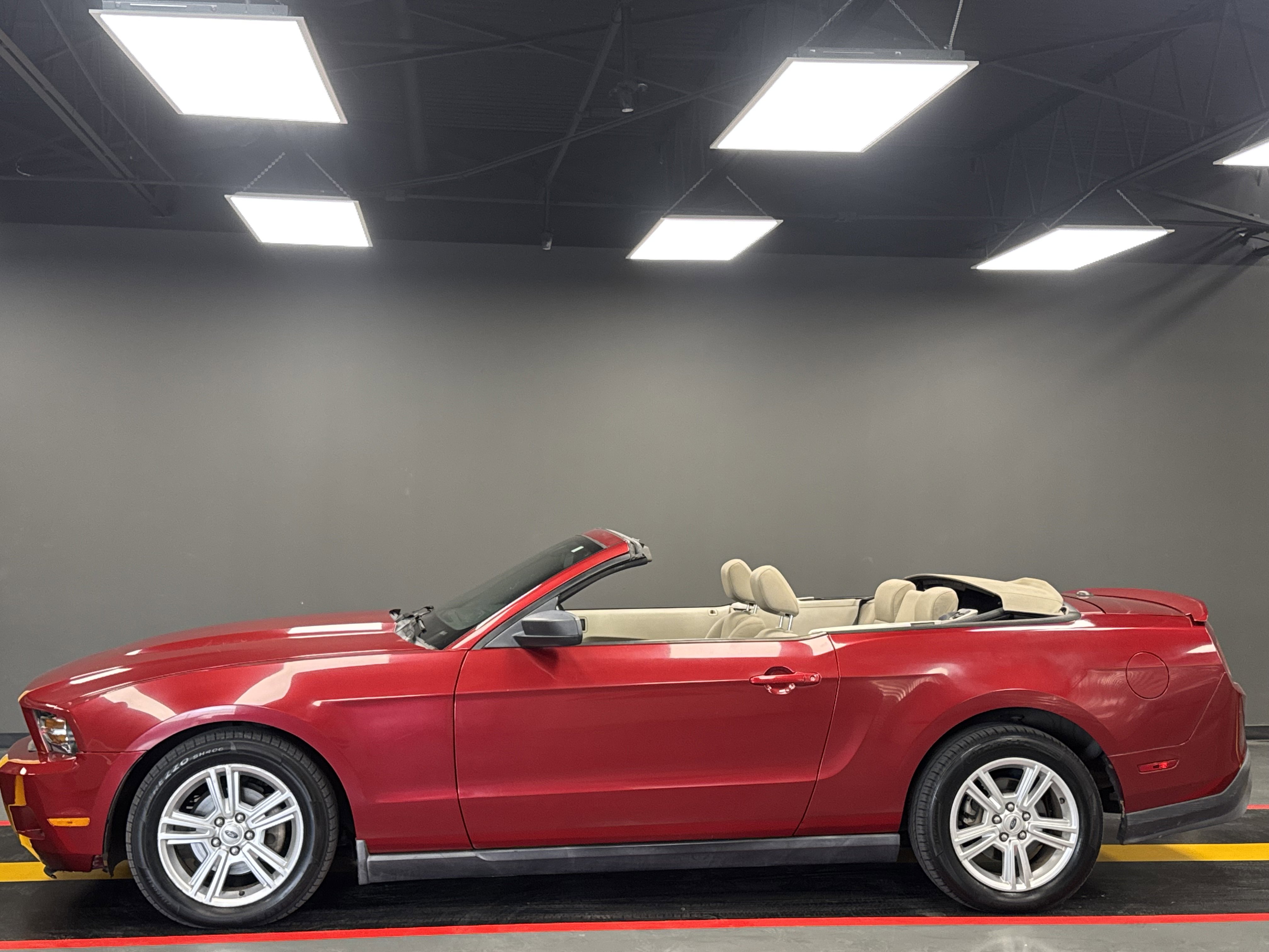 Used 2010 Ford Mustang Convertible image 3