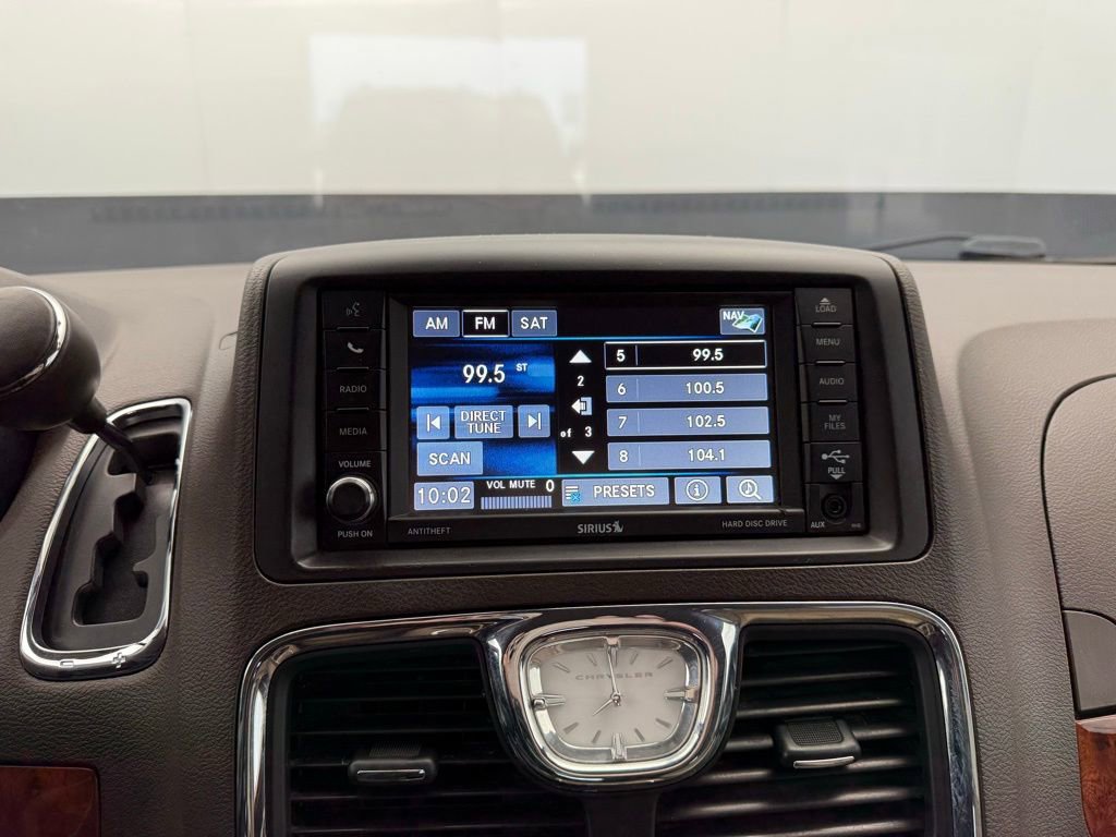 Used 2016 Chrysler Town & Country Touring-L image 26