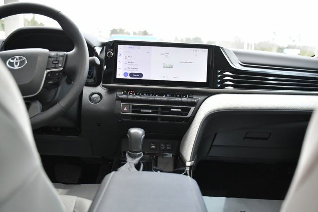 Used 2025 Toyota Camry XLE image 11