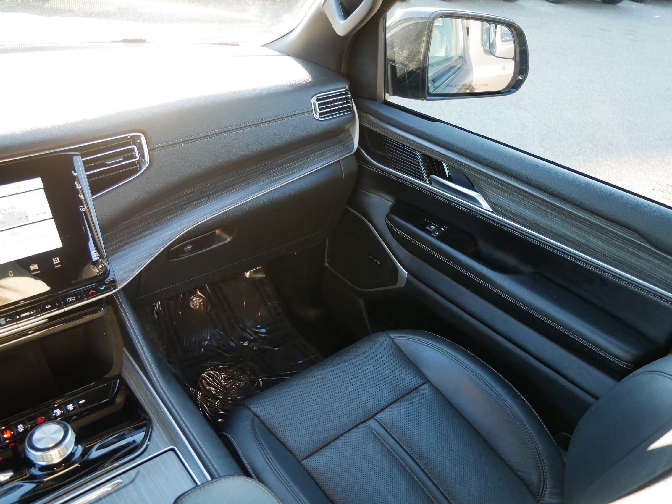 Used 2024 Jeep Wagoneer L Series II w/ Flexible Seating Group image 11