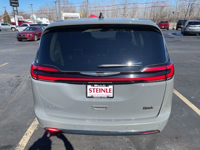 Used 2023 Chrysler Pacifica Touring-L image 6