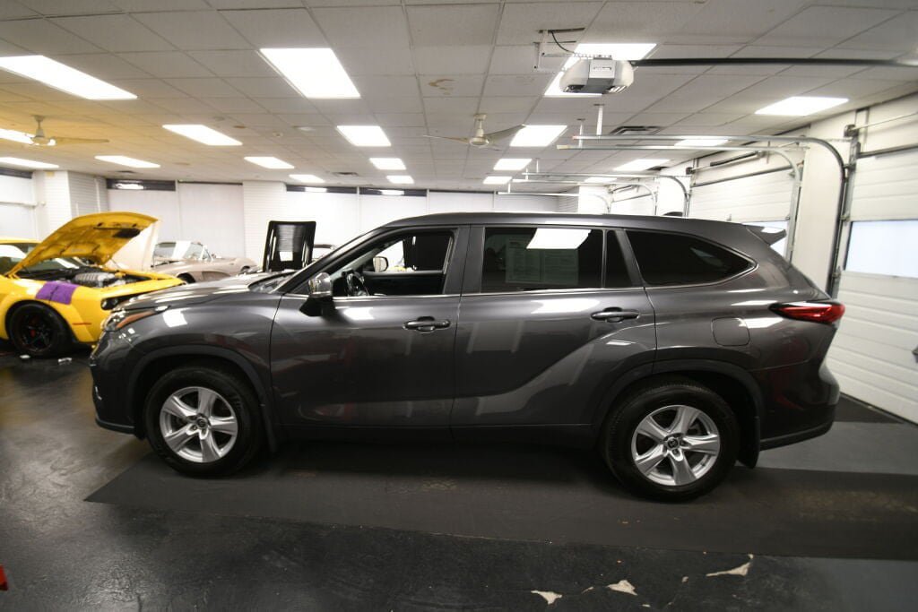 Used 2023 Toyota Highlander LE FWD image 4