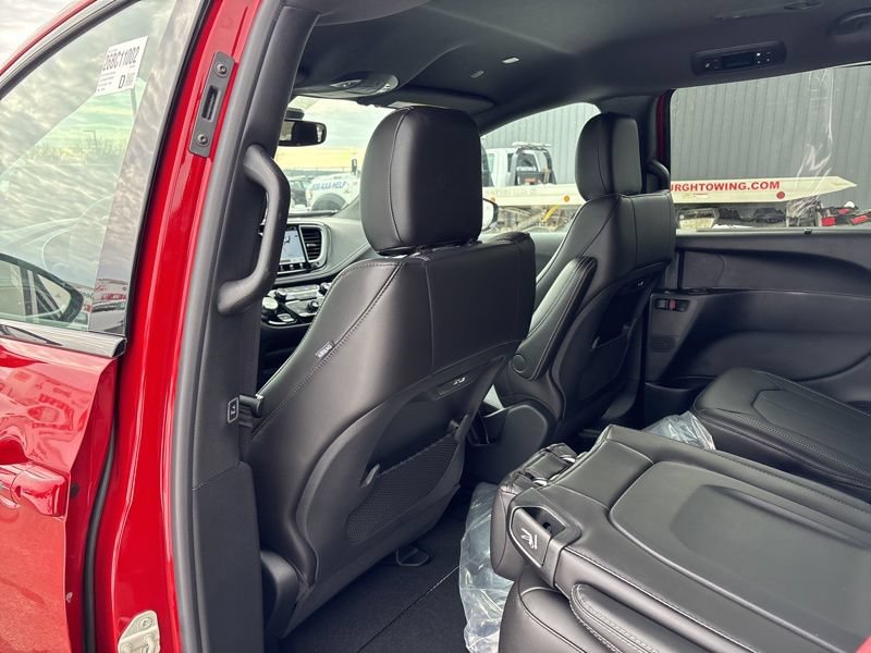 New 2026 Chrysler Pacifica Select AWD/4WD image 12