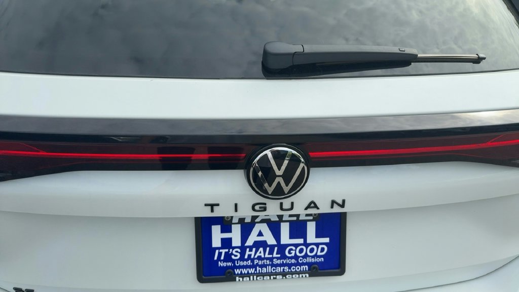 Certified 2026 Volkswagen Tiguan SE R-Line FWD image 29
