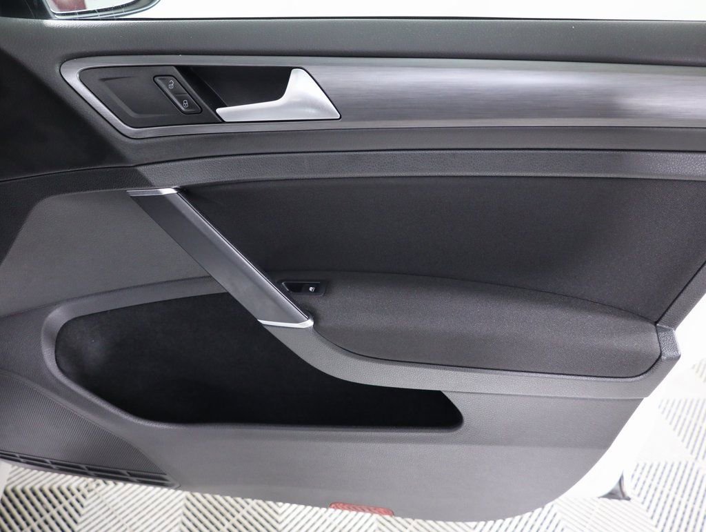 Used 2018 Volkswagen Golf S image 41